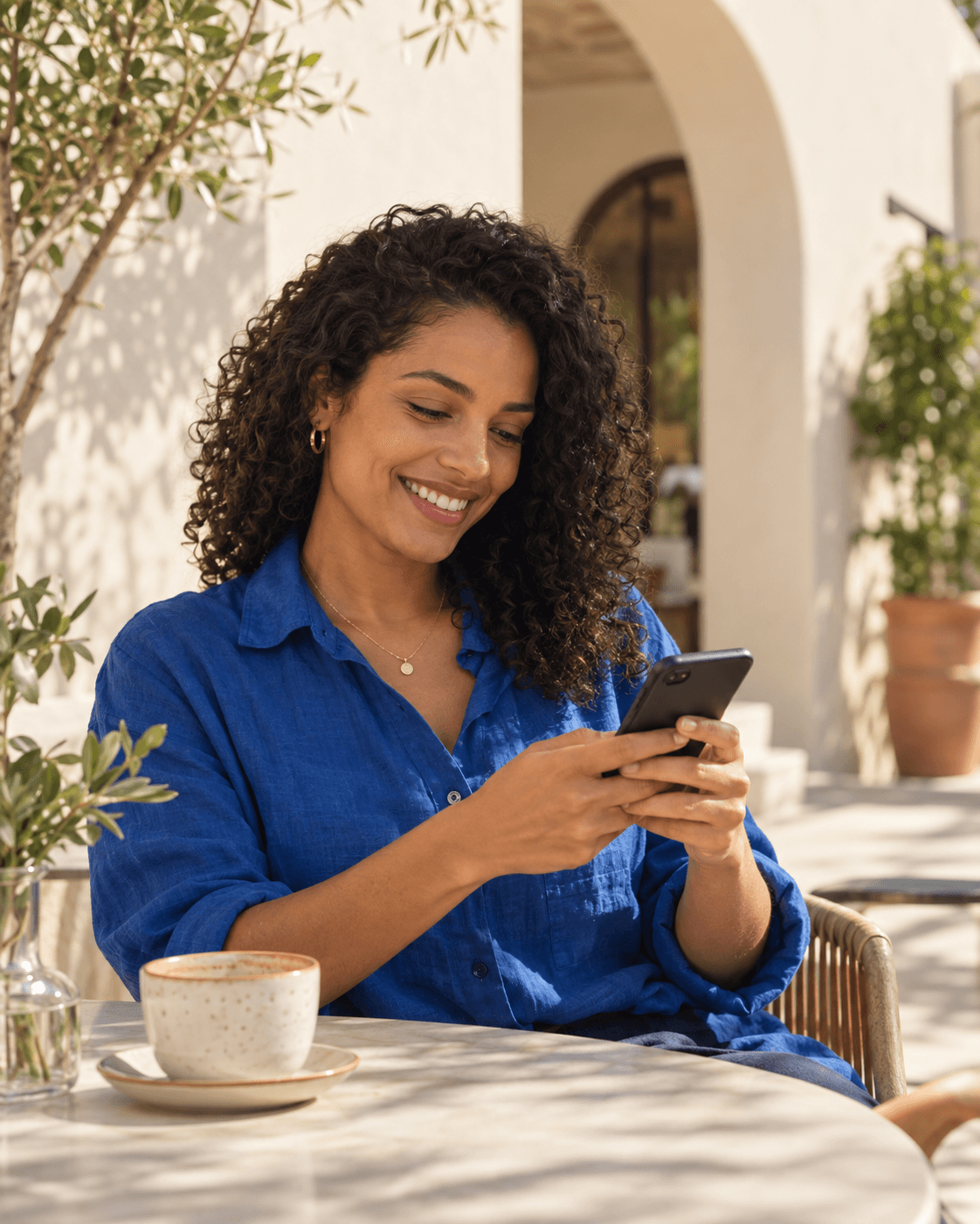Cena ilustrativa de uma mulher aproveitando uma pausa com seu celular